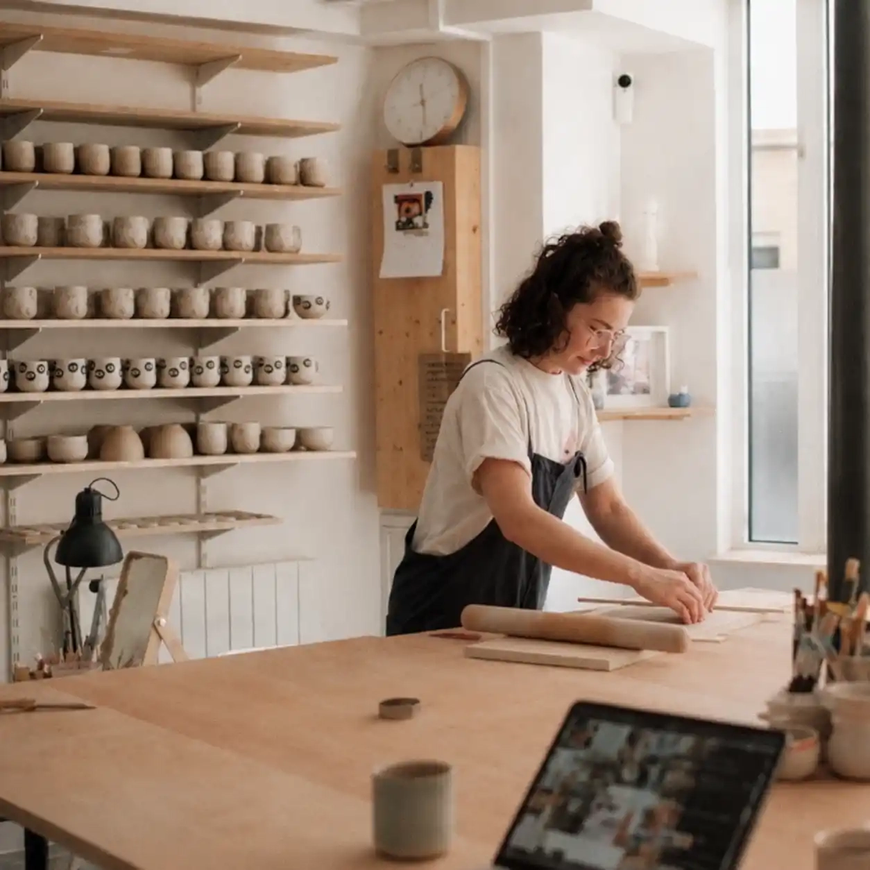 Aurore, céramiste de l’atelier Couleur Pasteque