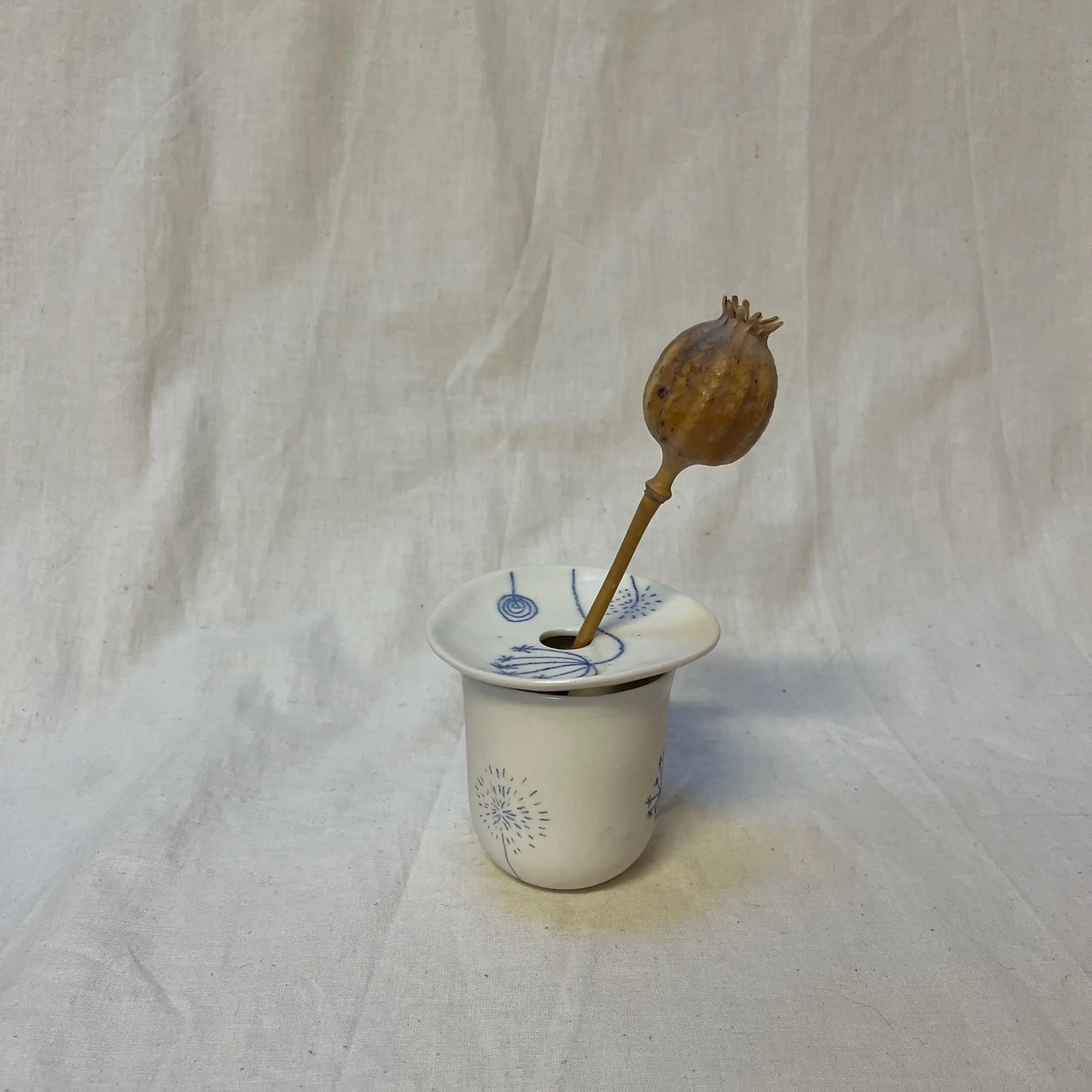 Vase en porcelaine moulée. Émail intérieur, décor au crayon à oxydes