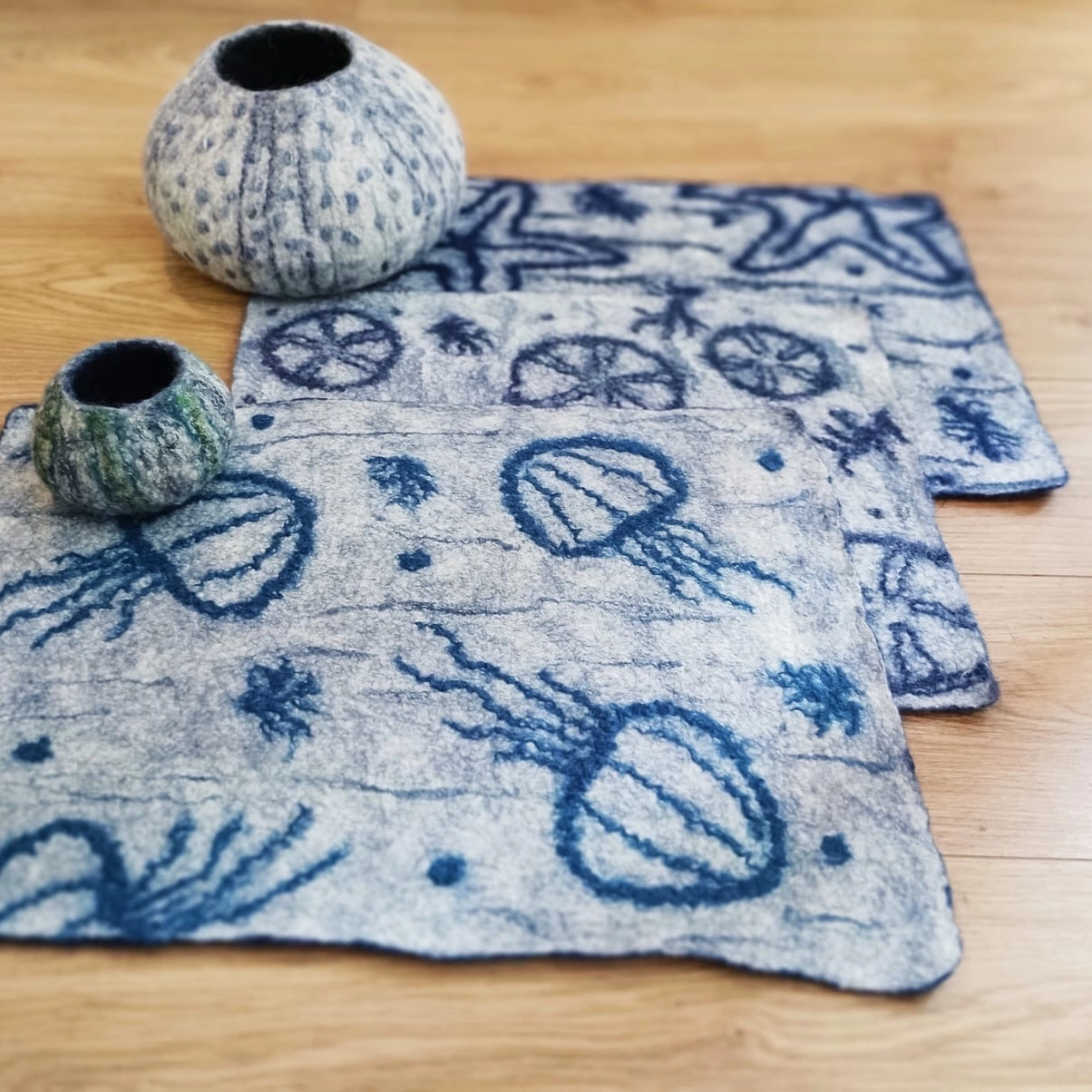 Atelier Lanzetta,Petit tapis carré feutre de laine motif bleu