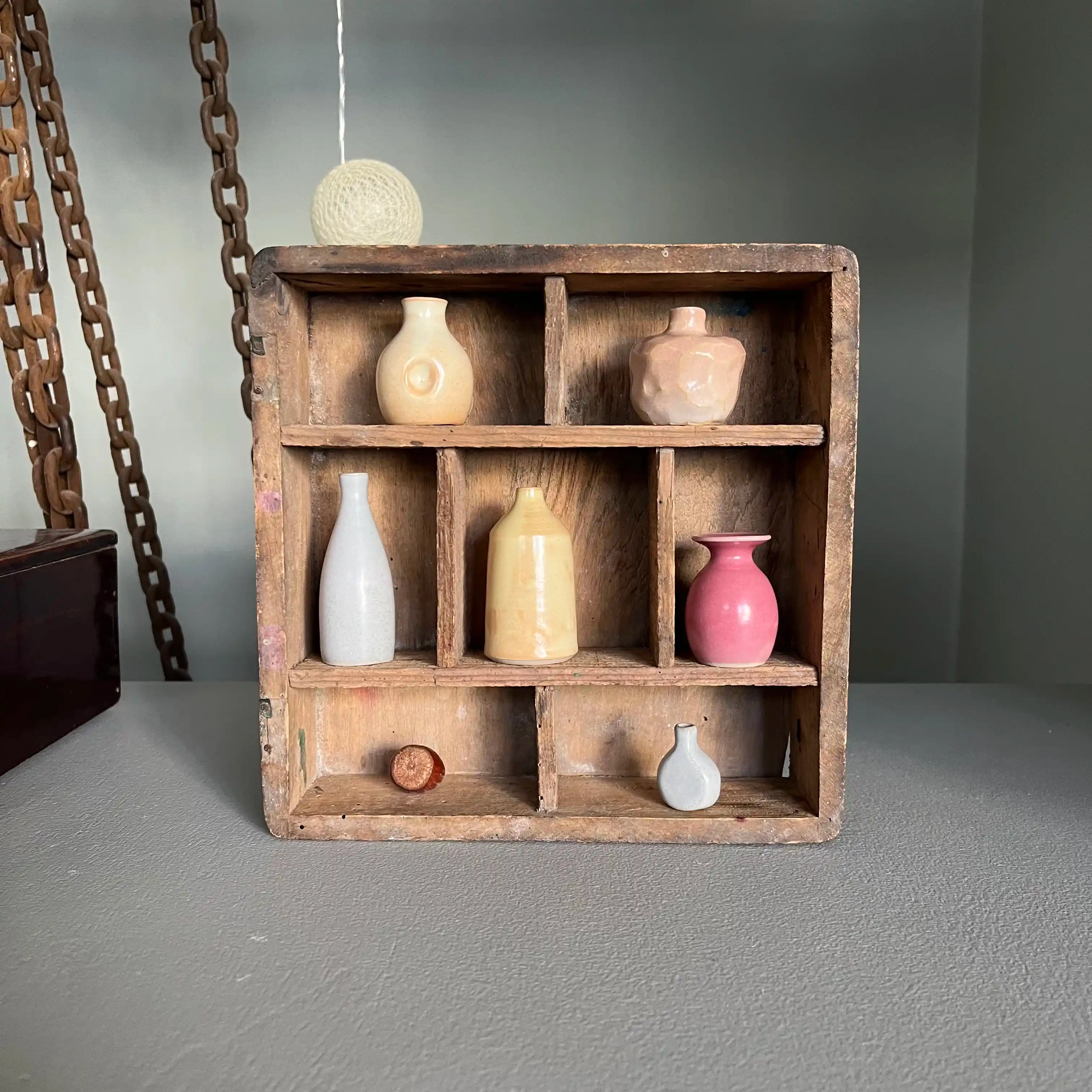 Les cours s’adressent aux adultes de tous niveaux
et se déroulent en petits groupes de 5 personnes maximum.
Vous y apprenez à concevoir des objets usuels et décoratifs
en expérimentant le façonnage à la main et au tour de potier.
L’atelier dispose de 2 tours électriques.
Les objets façonnés sont cuits à haute température (1280°C)
avec la petite gamme d’émaux créés à l’atelier.
Mercredi soir de 18h à 21h.
Vendredi après-midi de 14h30 à 17h30
Vendredi soir de 18h à 21h.
Formules 3 ou 10 séances.
Séance supplémentaire: 60€