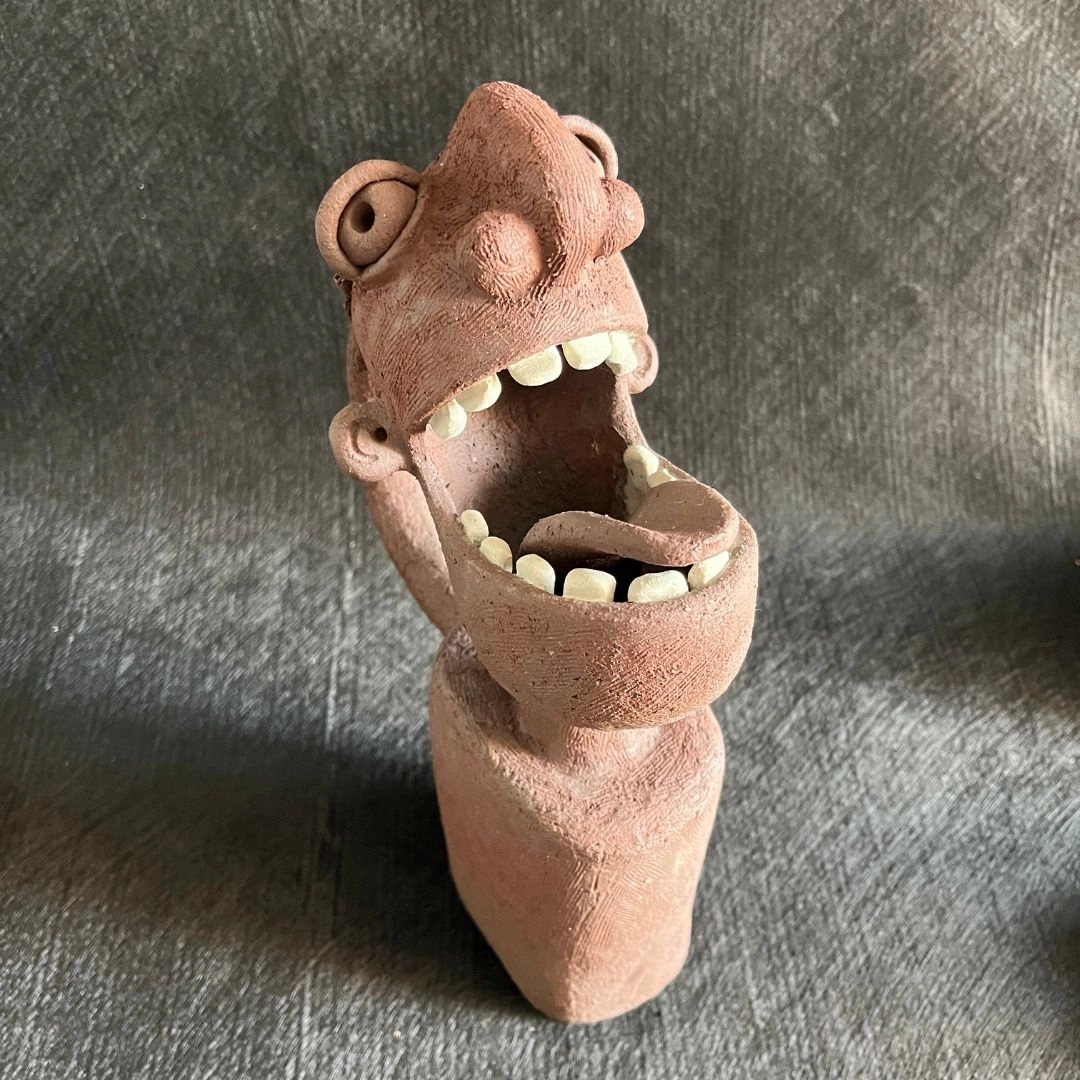 Sculpture carafe modelée à la main en céramique de haute température