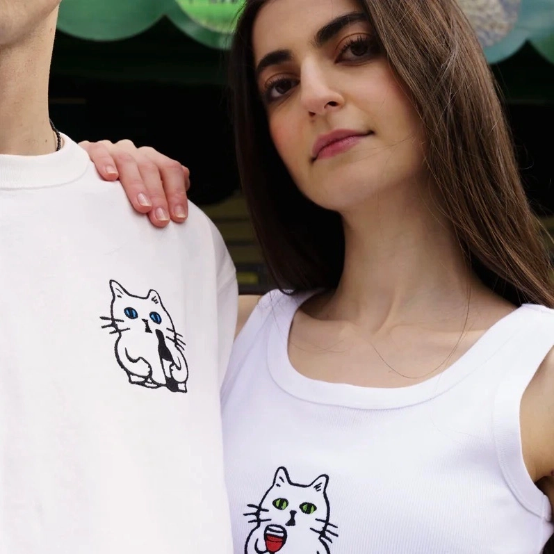 Exprimez votre créativité en personnalisant vos vêtements avec une broderie de votre choix !
Nous vous offrons la possibilité de laisser libre cours à vos envies en réalisant une broderie sur mesure jusqu'à 10 x 10 cm.
Que ce soit pour un cadeau personnalisé ou pour exprimer votre style unique, laissez-nous transformer votre vision en réalité sur votre vêtement préféré.
À partir de 35€ TTC