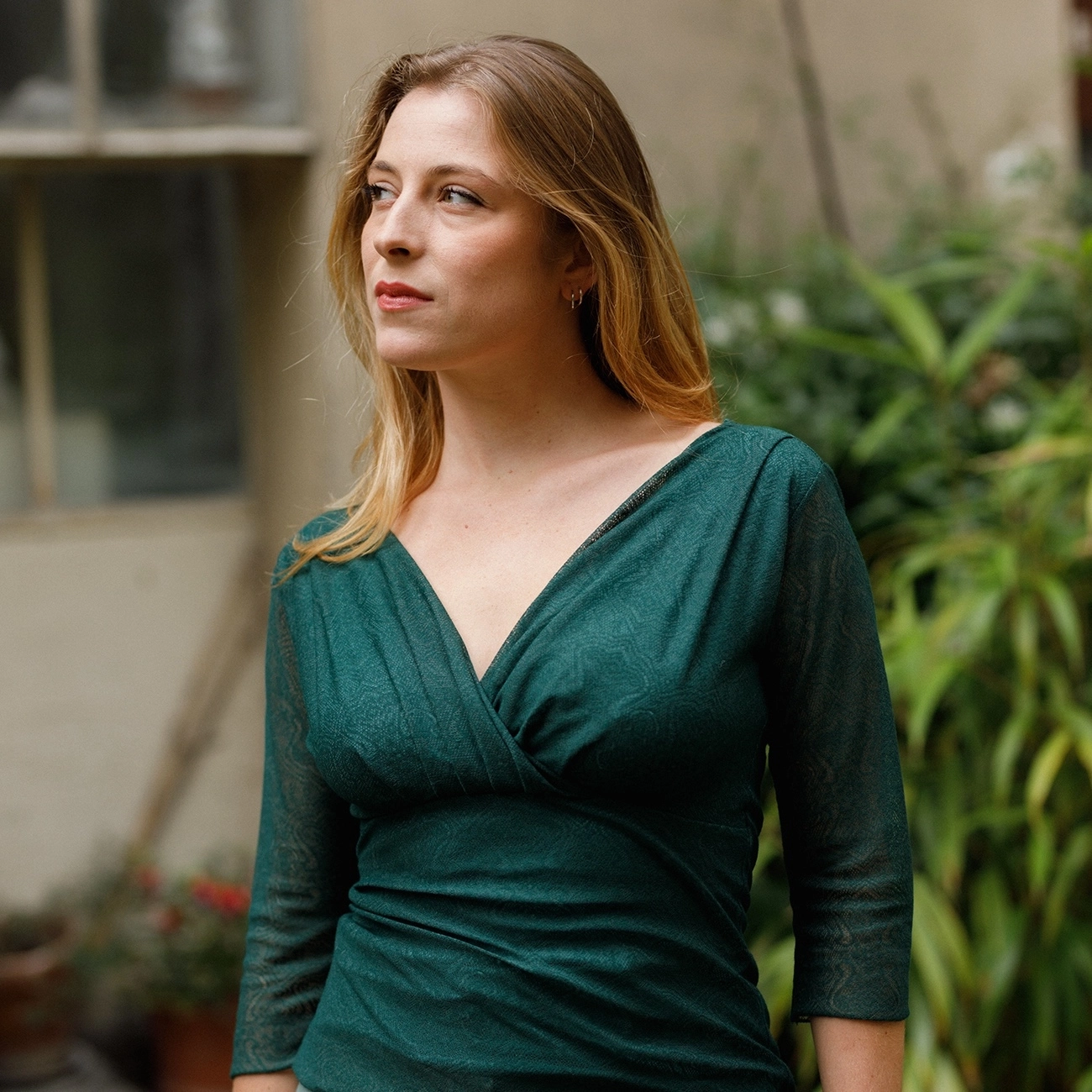 Le Top Noëmie en version bordeau à manches 3/4, en dentelle polyviscose, doublé avec un jersey viscose