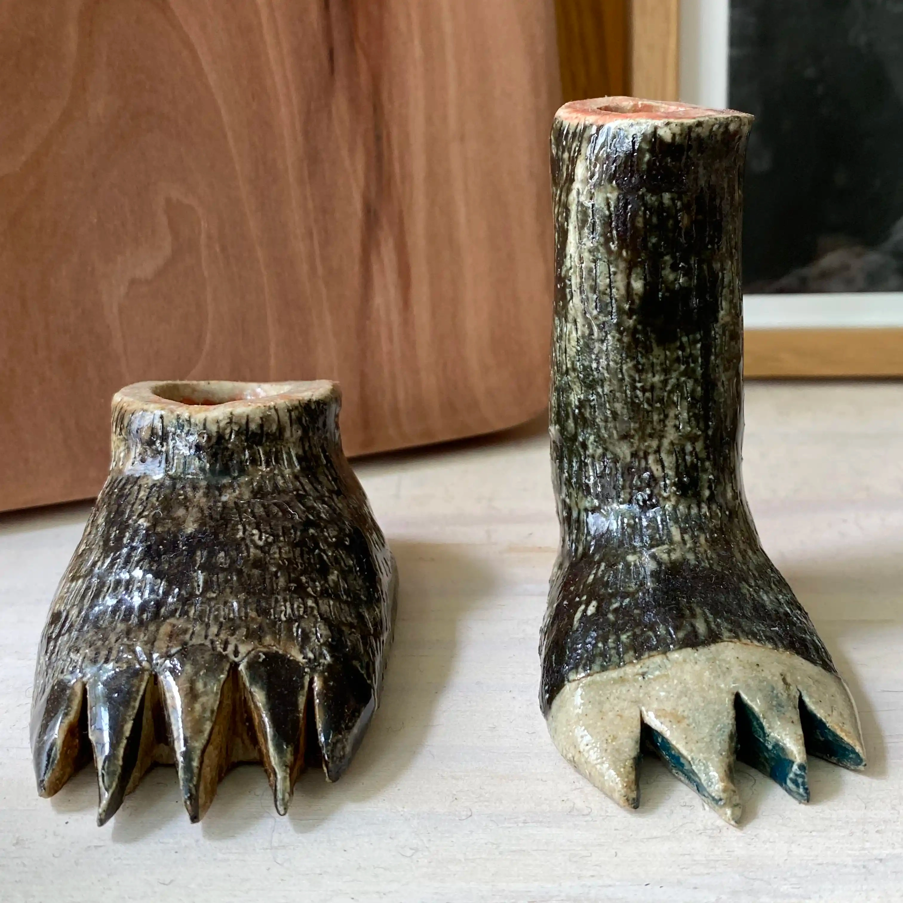 Pattes d’animaux en céramique de la créatrice Marie Anne Briskmann. Pièce unique