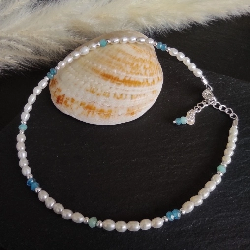 Bracelet de cheville composé de perles de culture d’eau douce ponctuées d’apatites et d’amazonites