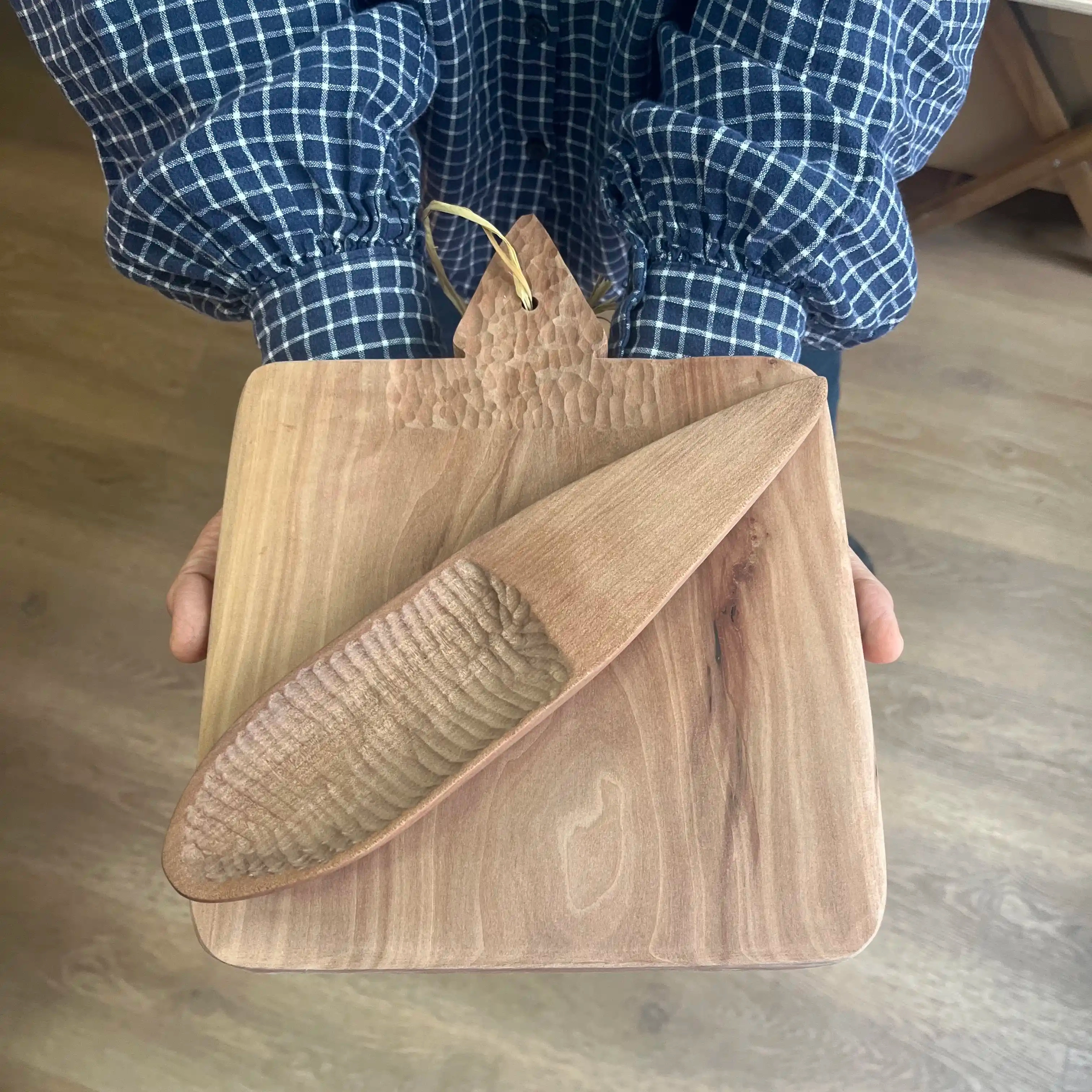 Planche à découper et cuillère à riz réalisées en poirier par Atelier Sao. Pièces uniques