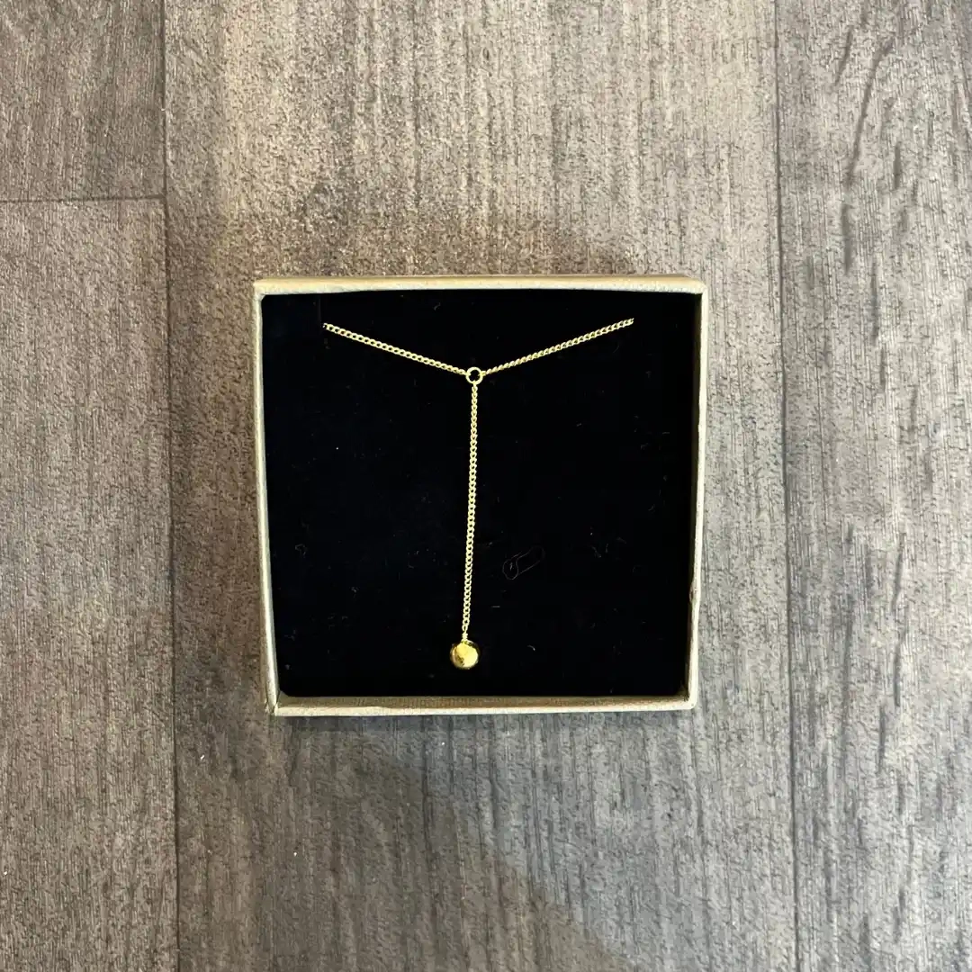Collier en laiton, avec une petite pépite, doré à l'or 24 carats après polissage
