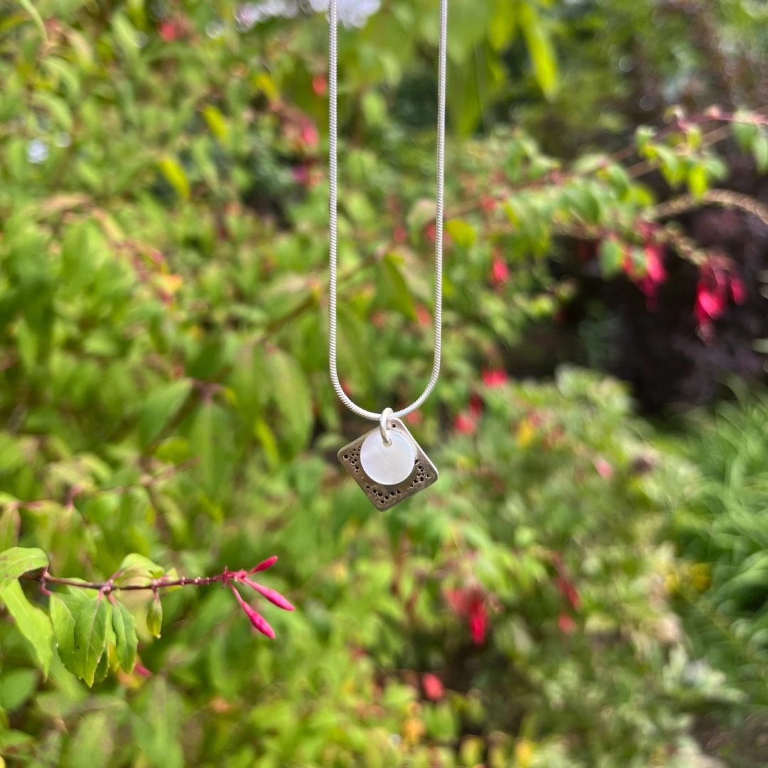 Pendentif "Silver Moon". Pendentif en argent massif et pierre balnche