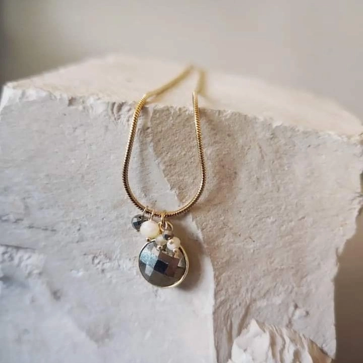 Collier en pyrites et nacre sur acier inoxydable