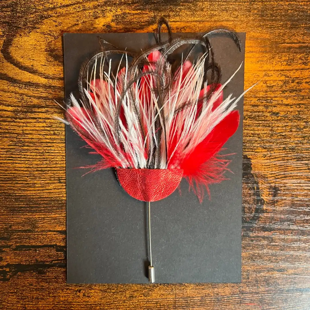 Plume décorative pour chapeaux ou comme broche