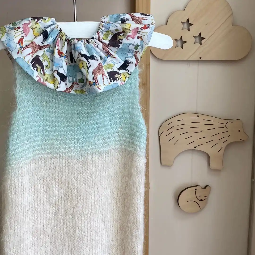 Petite salopette tricotée en alpaga et teinte à la main artisanalement. Col amovible en liberty jungle, taille unique