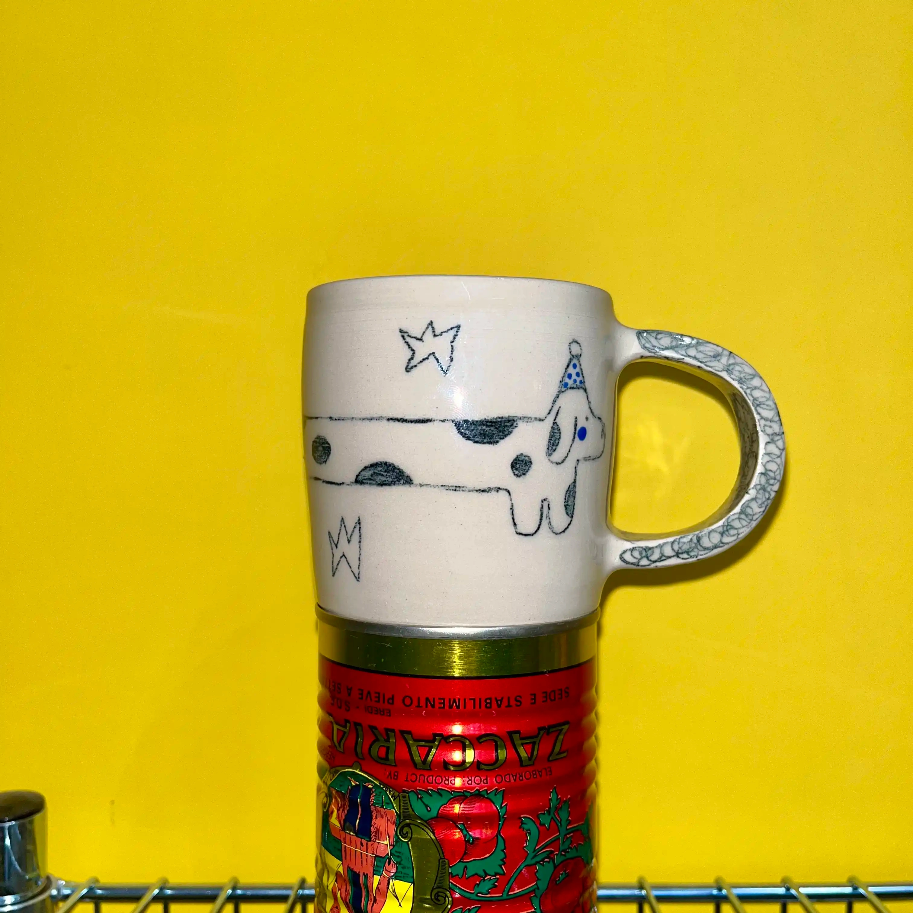 Tasse avec chien qui fait la fête