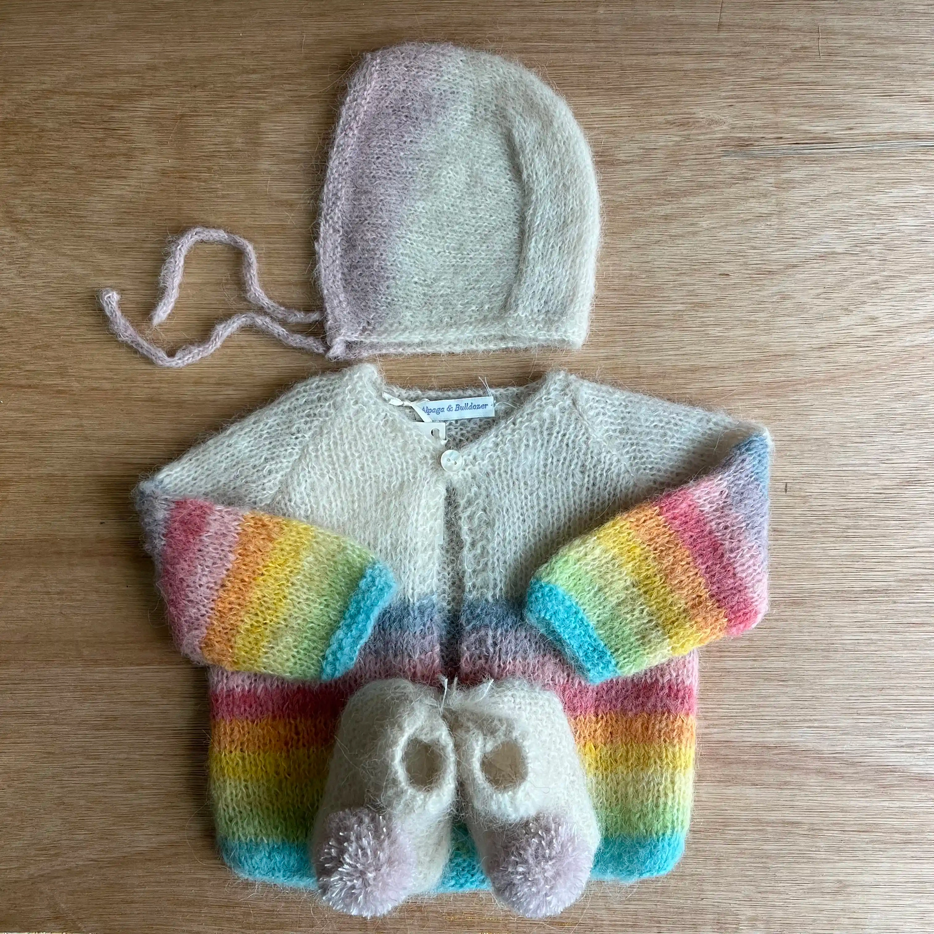 Cardigan rainbow tricoté en alpaga à la main. Taille unique 3 mois