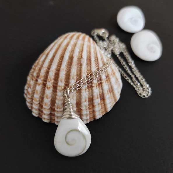 Collier argent composé d’un petit pendentif d’œil de sainte Lucie.