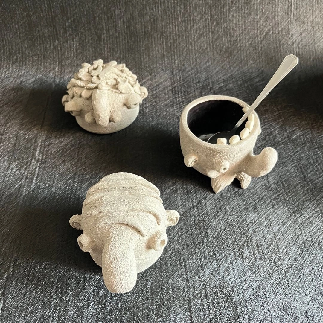 Tasses figuratives modelées à la main en céramique de haute température