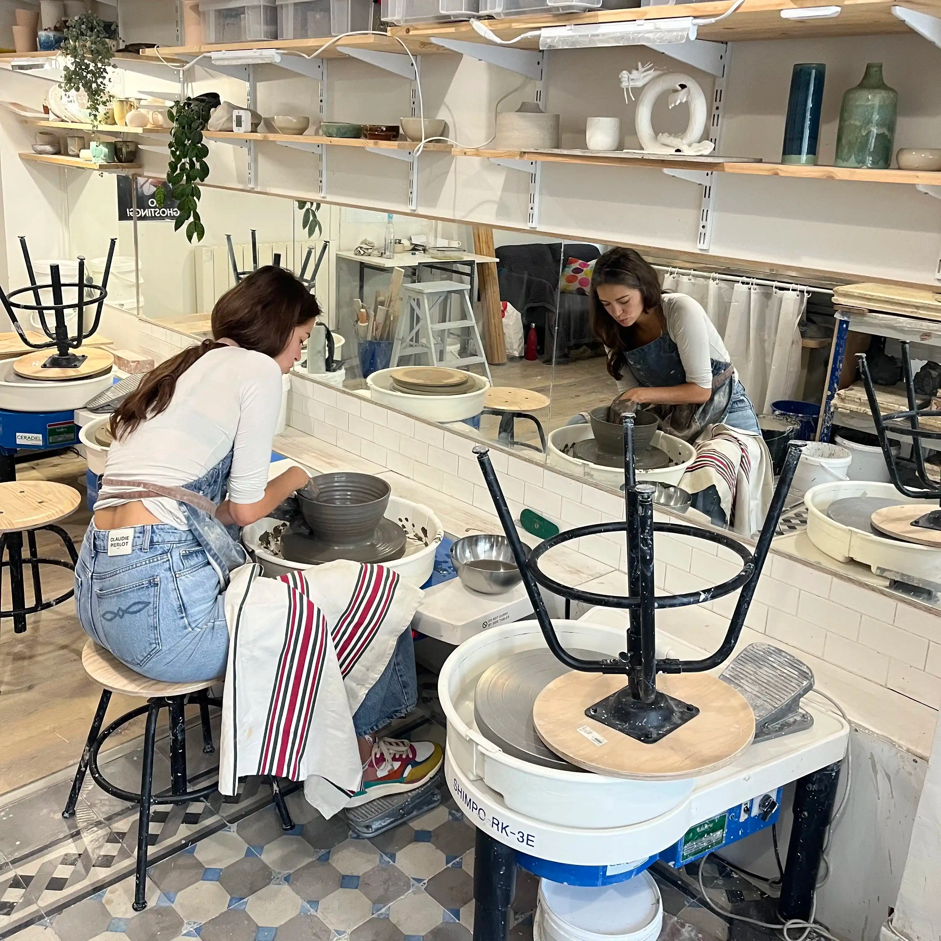 De la préparation de la terre jusqu'à votre pièce finale, vous apprendrez les techniques du tournage, tournassage, décor et émaillage de vos pièces (selon la formule choisie).
Ces cours adultes s'effectueront en petit groupe de 5 personnes maximum afin que chaque élève puisse profiter d'un enseignement personnalisé.