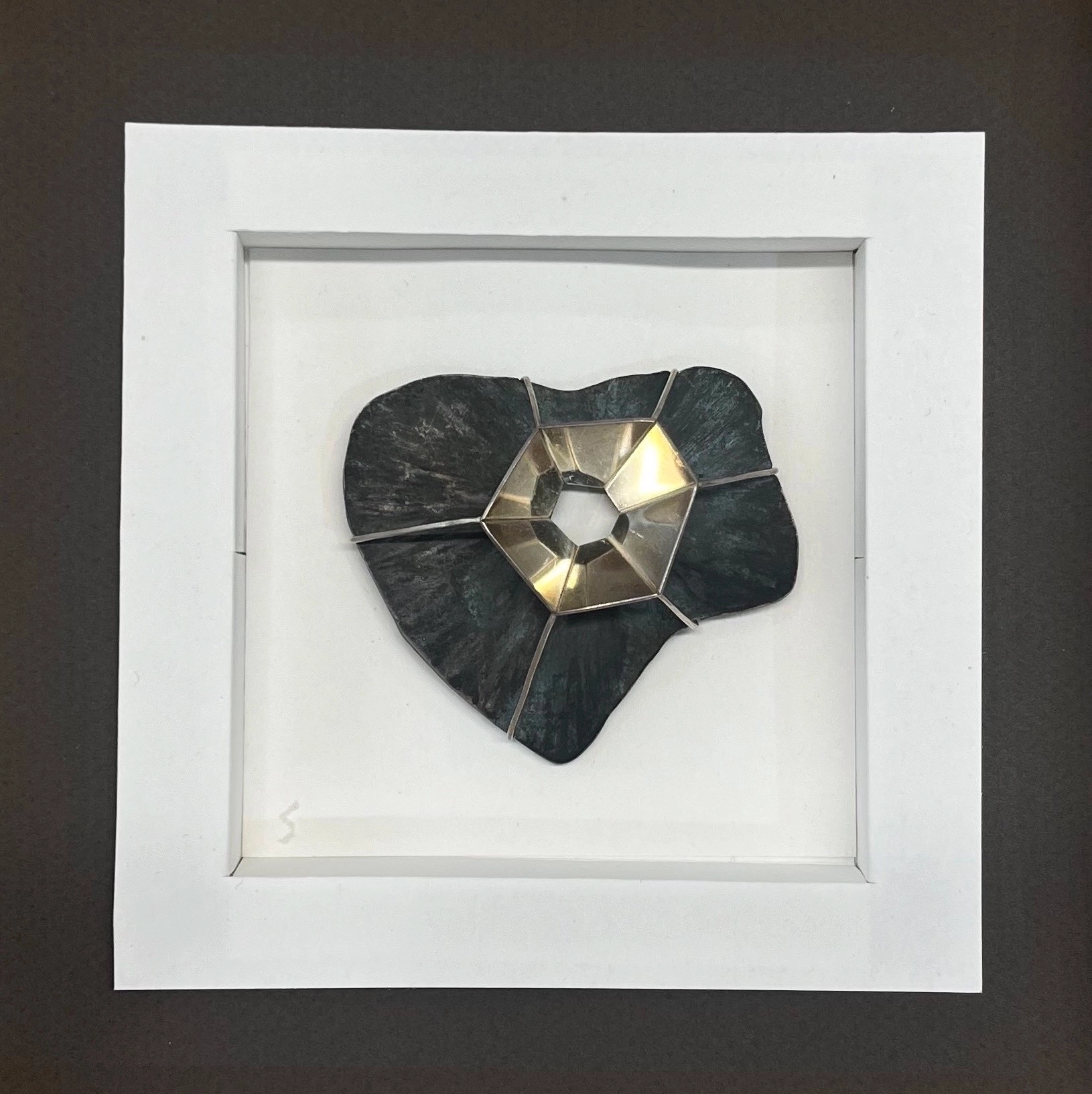 Broche de la série "Ailleurs", réalisée en argent et en Shibuishi, un alliage japonais de cuivre et d'argent. Prix sur demande