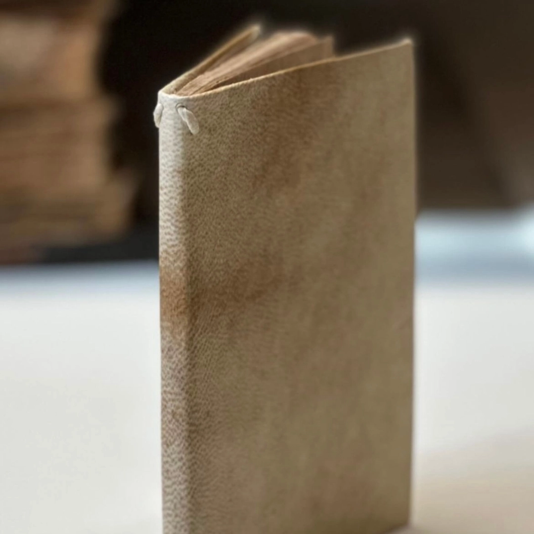 Petite reliure dans le goût d’un parchemin ancien pour un petit volume de la première moitié du XVIe siècle