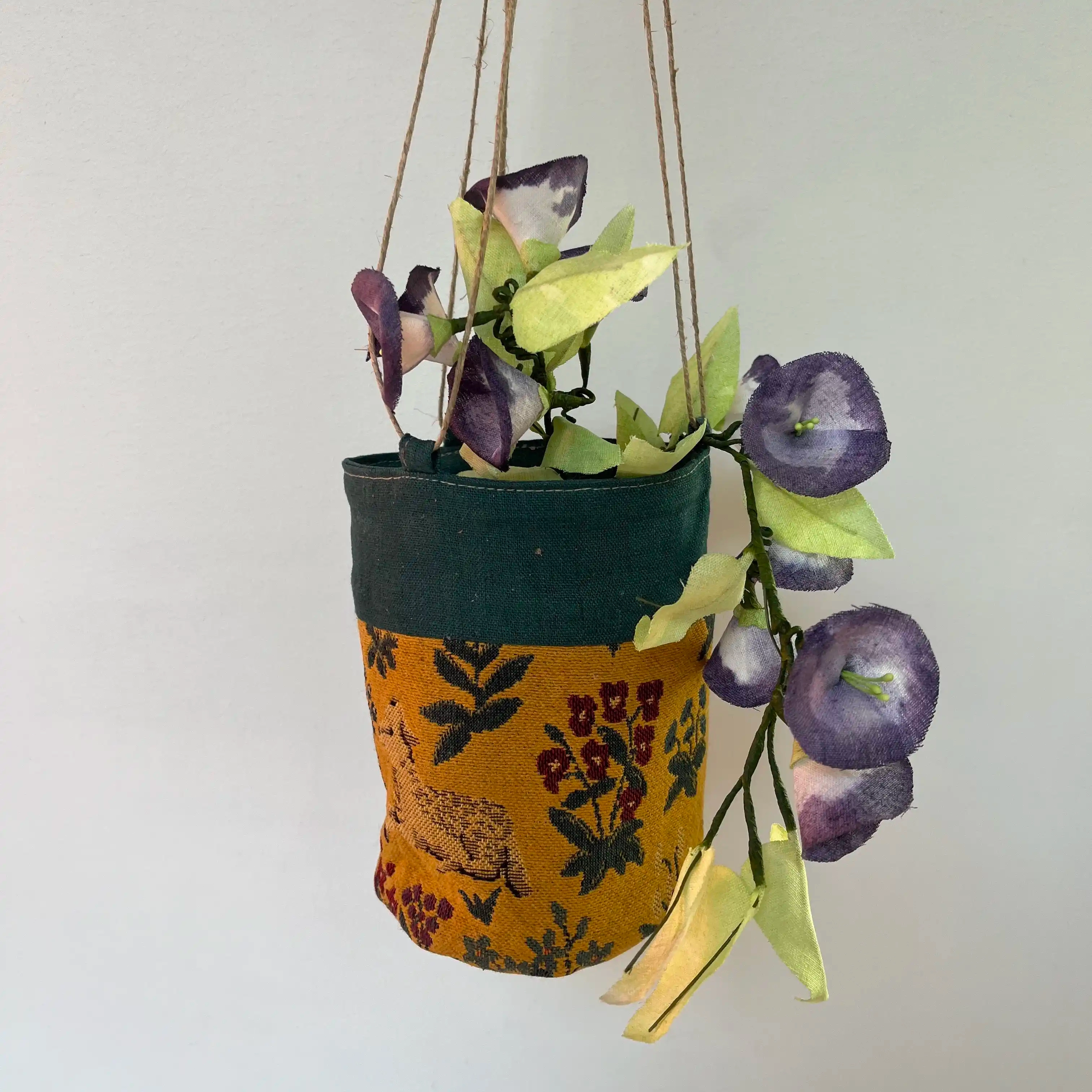 Petit panier suspendu, lin et tissu ancien avec branche de liseron