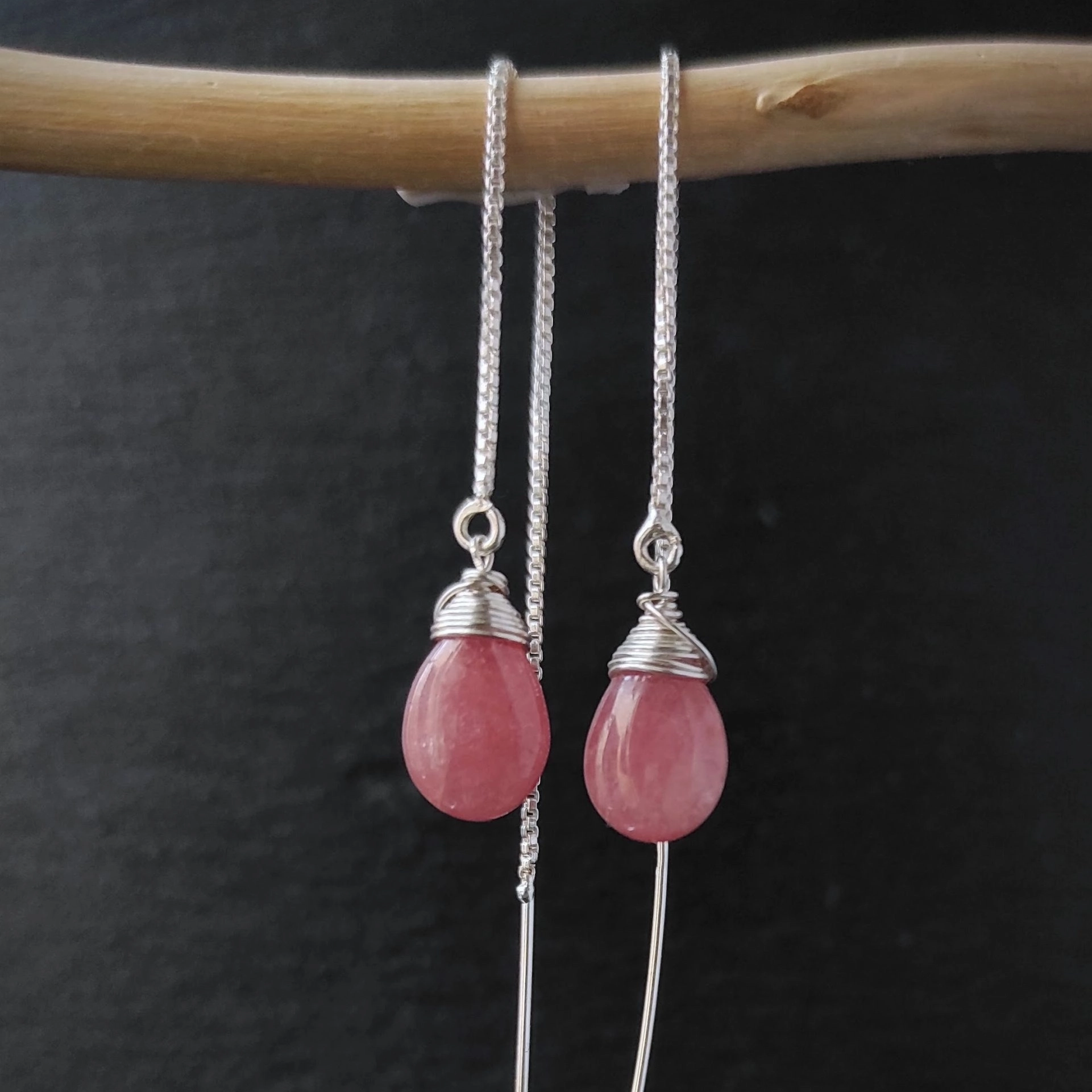 Boucles d’oreilles composées d’une goutte de rhodochrosite, monté sur une longue chainette en argent