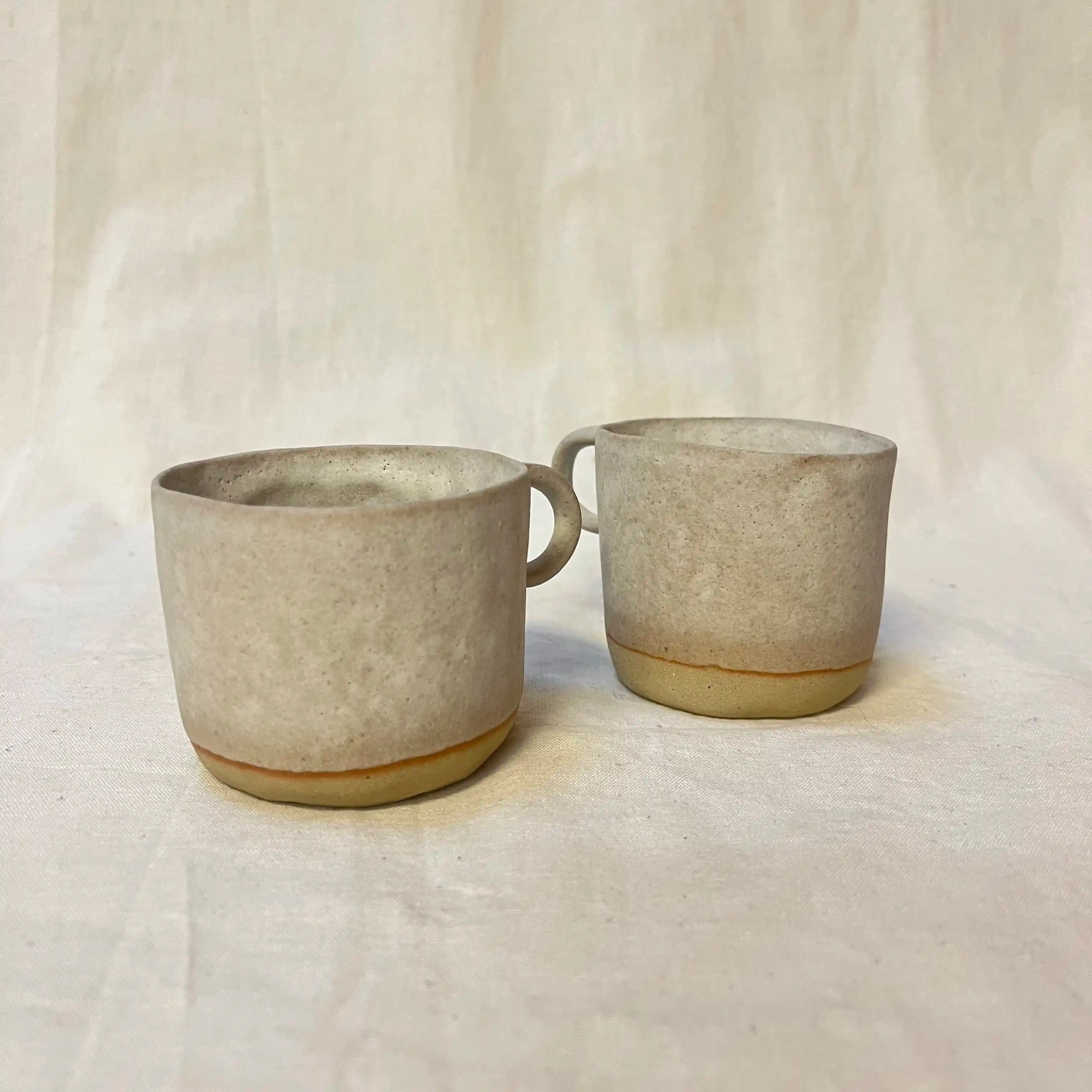 Tasses pincées en grès