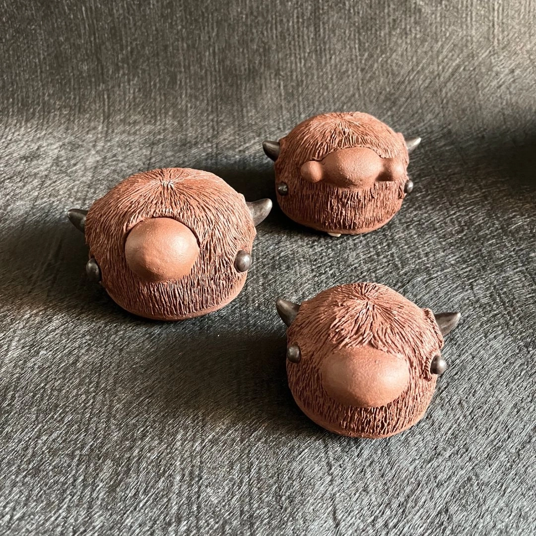 Tasses monstres modelées à la main en céramique de haute température