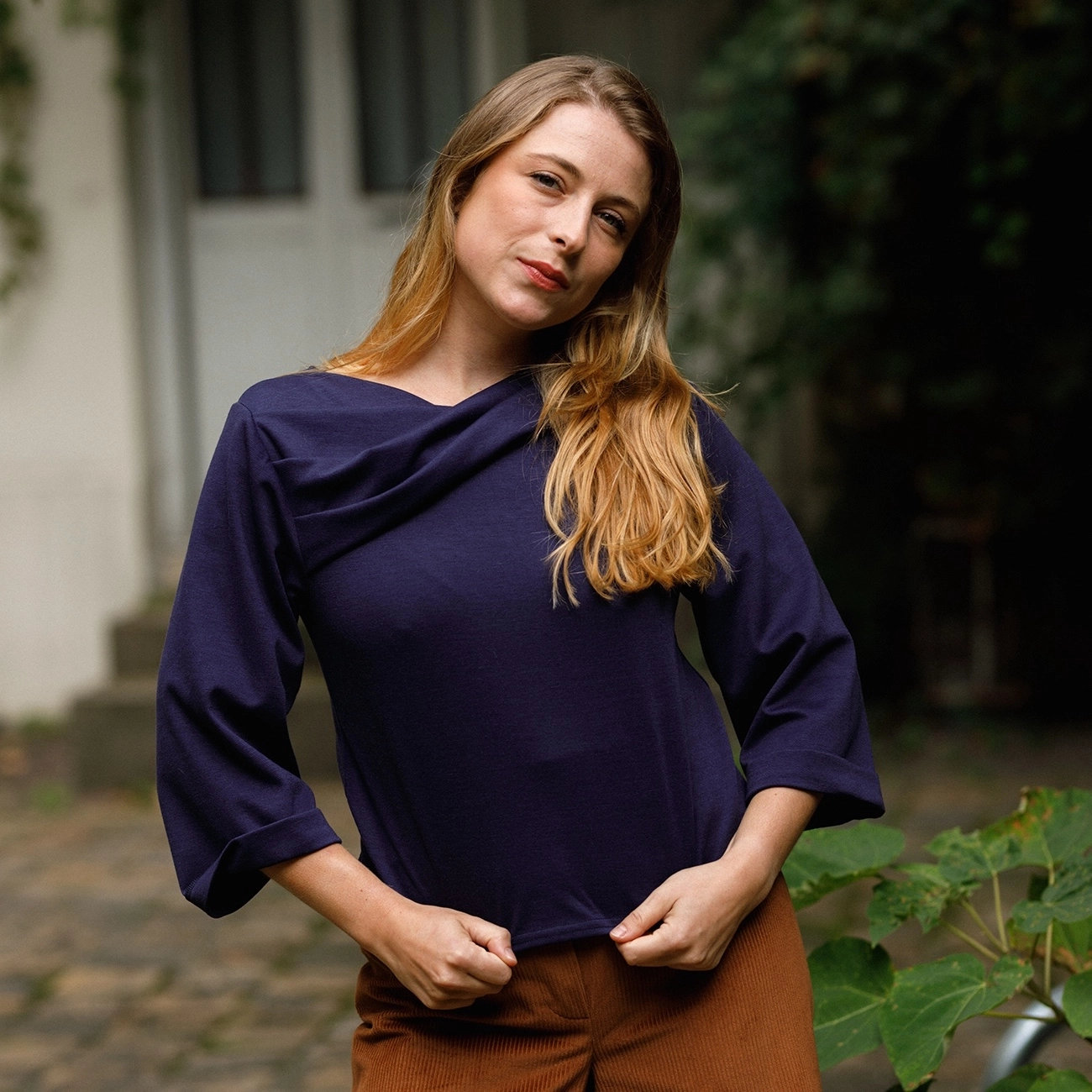 Le Pull Madlaina, un sweater dans une version élégante. Large, confortable et avec un joli drapé autour des épaules