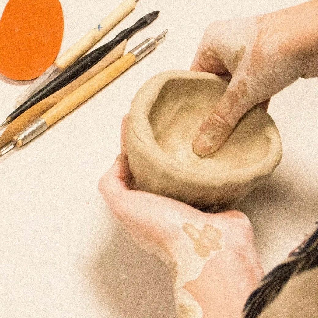 Une approche intuitive de la céramique
Prenez un moment pour ralentir, respirer, et explorer la terre autrement.
Dans un atelier chaleureux et baigné de lumière, je vous invite à découvrir le modelage céramique, une pratique douce, accessible et profondément intuitive.
Le modelage est l’une des plus anciennes techniques de façonnage, mais aussi l’une des plus libres. Ici, pas de tour, pas de mécanismes complexes. Juste vos mains, un peu de terre, et l’envie de créer.
Pas besoin d’expérience ni de talent artistique : ce cours est pensé pour toutes celles et ceux qui souhaitent faire un premier pas dans l’univers de la céramique, à leur rythme, dans un cadre bienveillant et inspirant.
Que vous veniez seul·e ou accompagné·e, avec une idée précise ou une simple envie de toucher la matière, vous trouverez dans cet atelier un espace d’écoute, de création et de lenteur.
Pendant 2h30, je vous accompagne dans la découverte du modelage céramique, dans un atelier intimiste et lumineux à Ménilmontant.
Nous commencerons par une brève introduction aux différentes techniques : le pincé, pour façonner des volumes en creusant la terre; les colombins, pour construire des formes tout en rondeur; les plaques, pour jouer avec les lignes, les angles et les découpes.
Puis, place à la création libre. Vous pourrez réaliser une ou deux pièces uniques, selon vos envies : une tasse à café, un petit bol, un vide-poche organique, ou une forme plus sculpturale… Le but n’est pas de réussir « une belle pièce », mais de se reconnecter à ses mains et à sa créativité.
Je vous guide, vous conseille, et vous laisse aussi le silence nécessaire à la concentration.
