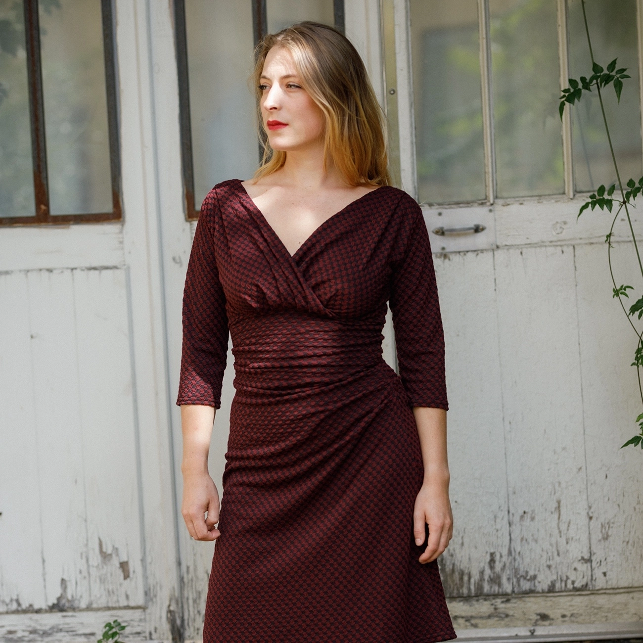 La Robe Noëmie en jersey-stretch avec un petit relief à petits pois